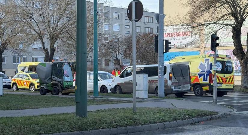 Tragédia a ceglédi kereszteződésben: a mentők kezei közt halt meg egy 50 év körüli férfi