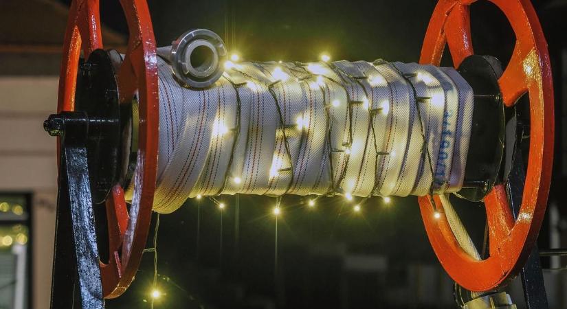 Közel 150 alkalommal volt szükség a tűzoltókra karácsony első napján, lakástüzek és közúti balesetek is beárnyékolják az ünnepet