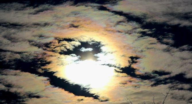 Még a felhők is színesen ragyogtak karácsony alkalmából