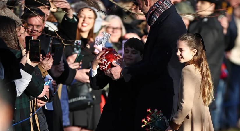 Ezt látnod kell: Sarolta hercegnő olyat tett az emberek között, amit eddig még soha – videó