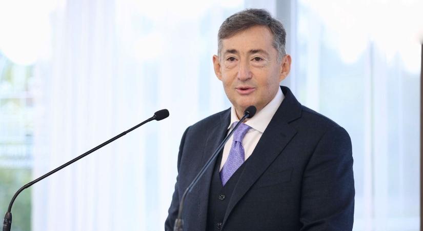 Mészáros Lőrinc saját családtagjait és ismert NER-es vállalkozókat díjazott a karácsonyi céges gigapartyn