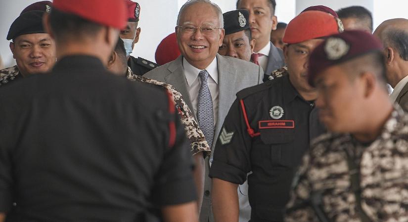 Milliárdok tűntek el, börtön vár a volt kormányfőre