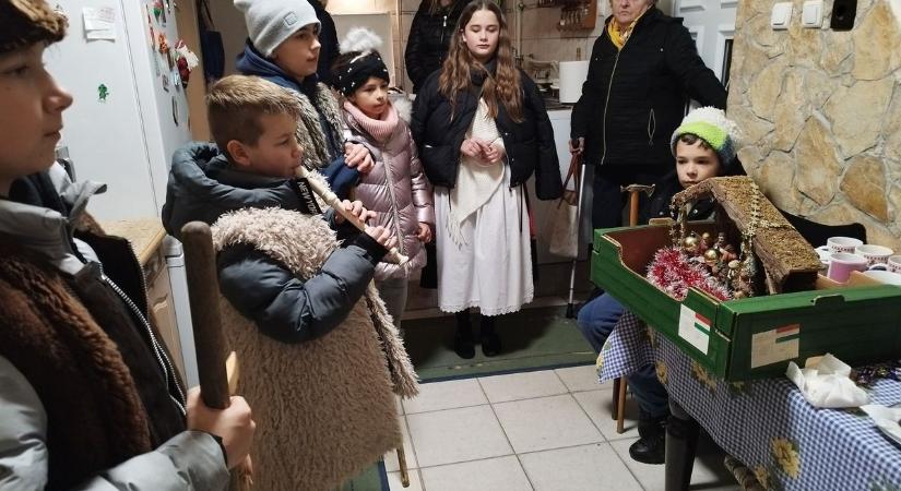 Xboxot és elektromos rollert cserélnek subára és bunkós botra