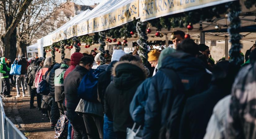 Tömegek álltak sorban a karácsonyi életosztáson