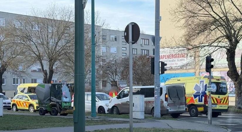 A mentők kezei közt halt meg egy középkorú férfi Cegléden