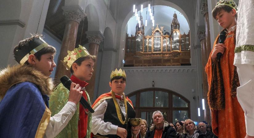 Gyerekek pásztorjátéka a veszprémi bazilikában ( galéria)
