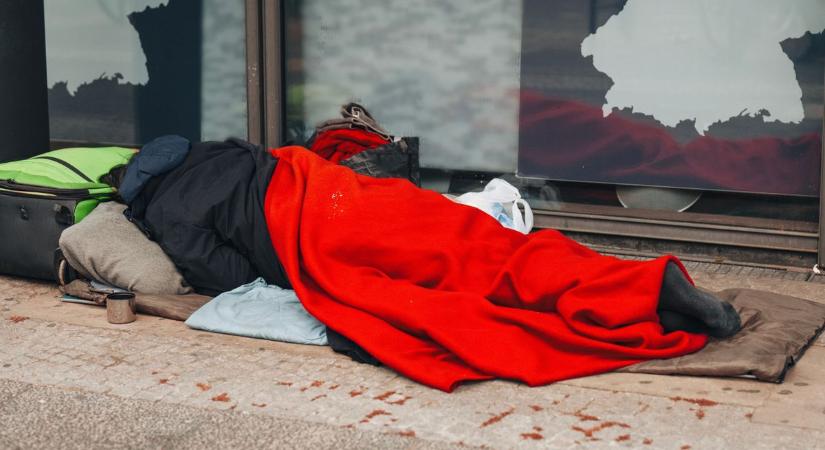 A földön feküdt a hidegben, egy esti hívás menthette meg (videó)