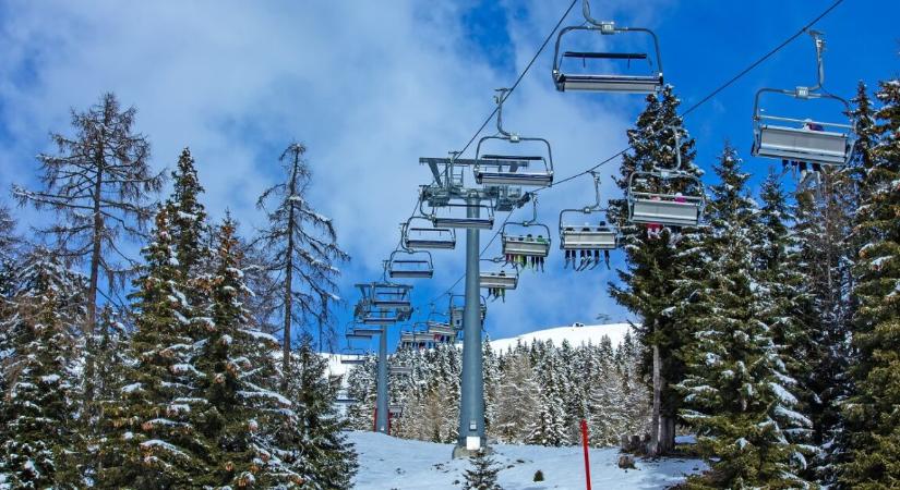 Mentőakció zajlik a Kárpátokban – csaknem 80 ember rekedt egy ülős felvonón