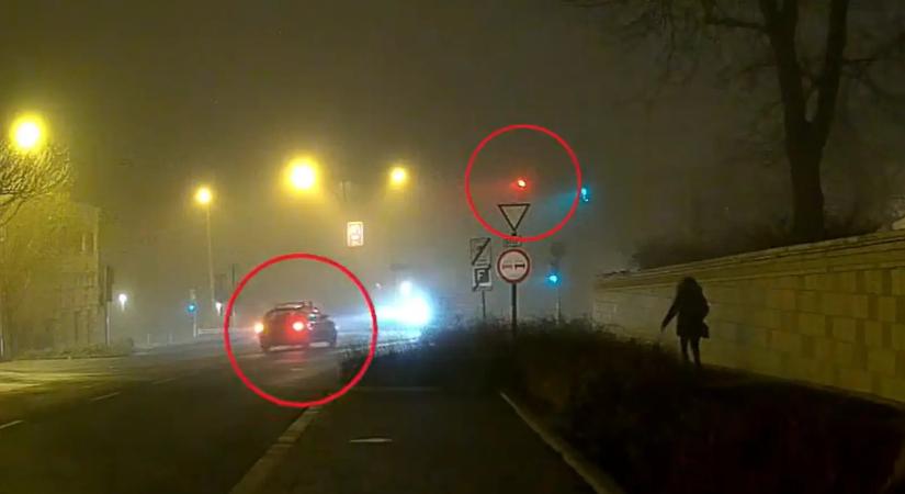 Éjjel hajtott át a piroson: kitalálod, milyen autó állt az út szélén?