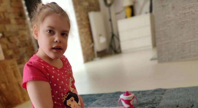 “Csendesen figyeli a fények csillogását és várja a csodát” - Így telik a 10 éves, sztrókos Hanna karácsonya