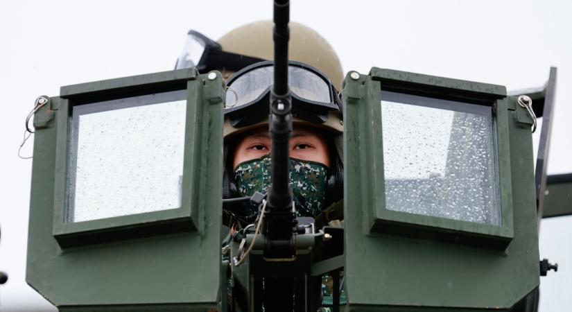 Kína szankciókat vetett ki amerikai hadiipari vállalatokra