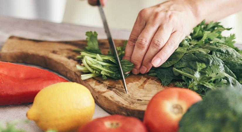 Megbetegíthetnek ezek a mindennapi szokások – a vágódeszka állapotán az egészséged is múlhat