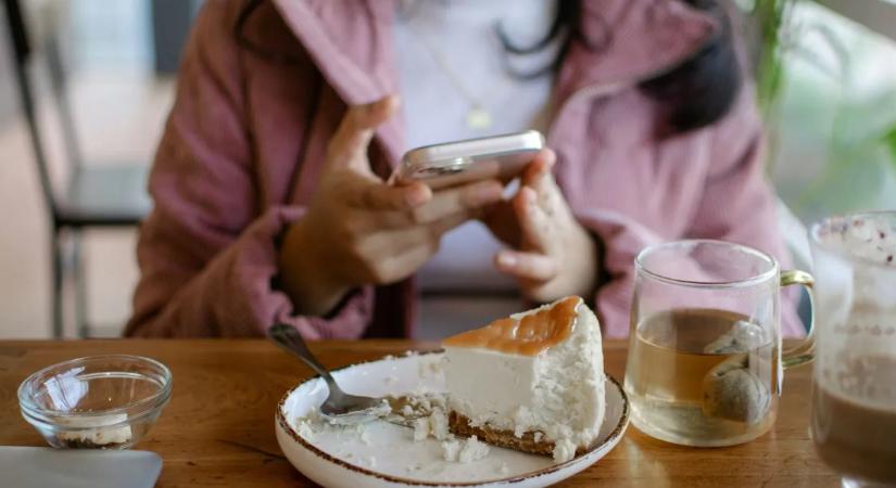 Tévé vagy telefon? A kutatók megfejtették, melyik jobb választás evés közben