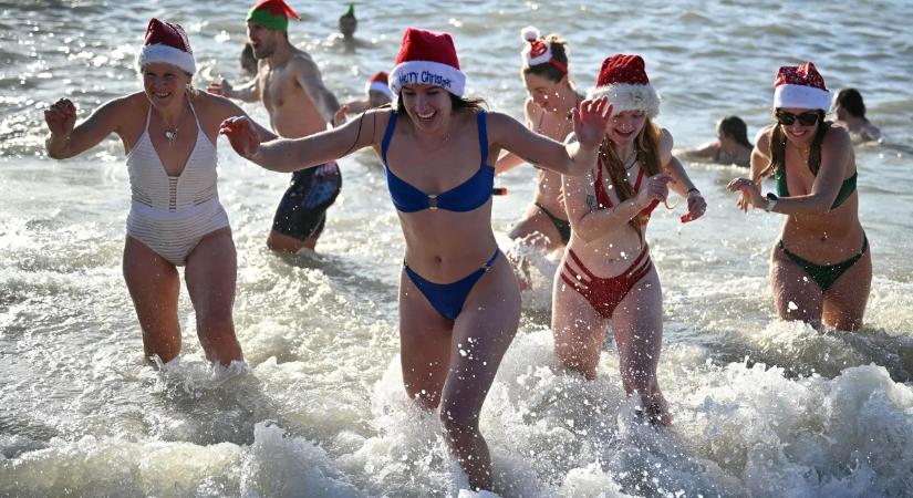 Fagyos fürdés karácsonykor: ezt csinálják az igazán bevállalós ünneplők – galéria