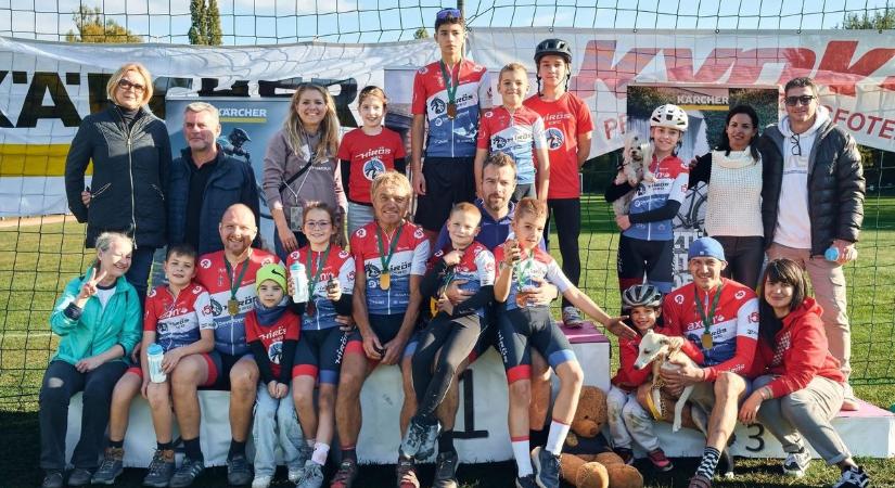 A nagypapától az ikerunokákig: egy család, amelyet a kerékpár tart mozgásban