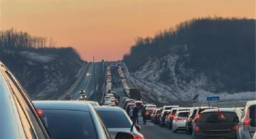 Karambol: Tíz jármű és közel harminc személy érintett – Aktiválták a vörös beavatkozási tervet