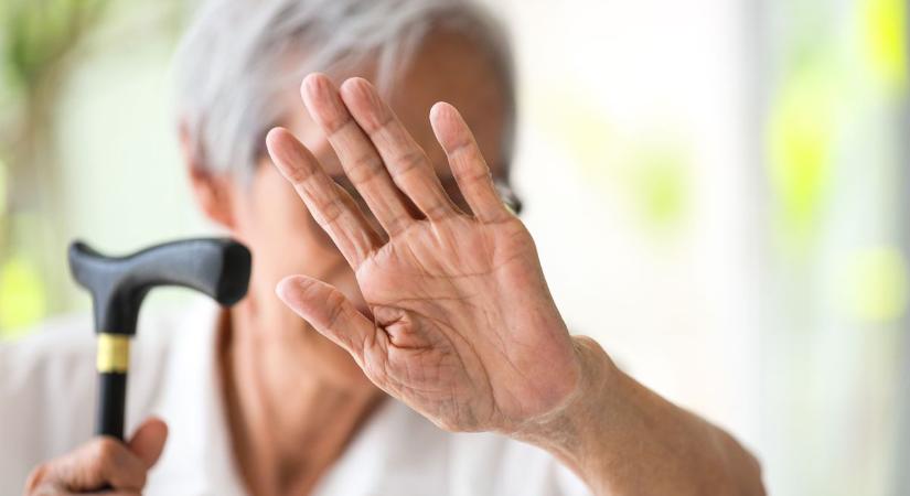 Vascsővel vágta fejbe a 90 éves asszonyt, akinek gyűjtögetett pénzével gyorsan elmenekült