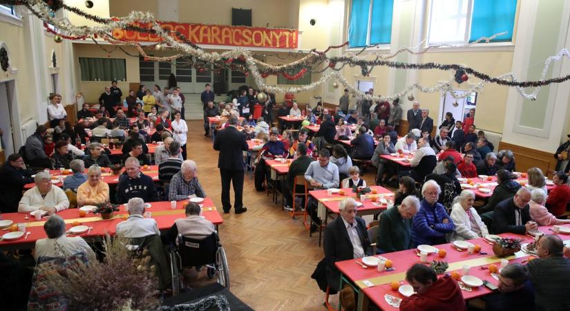 Ételt sokan osztanak karácsonykor – a Szent Egyed Közösség viszont egy asztalhoz ül a szegényekkel (GALÉRIAVIDEÓ)