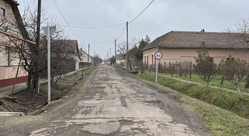 Százmilliós karácsonyi ajándék - egy falu két utcája örülhet