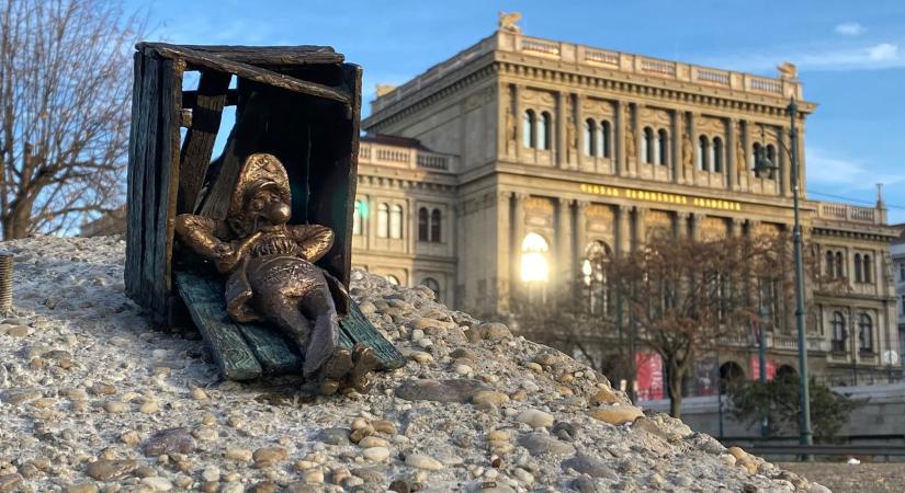 Új Kolodko-miniszobor jelent meg a pesti Duna-parton