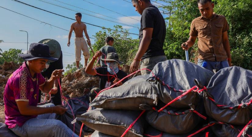 Thaiföld bombázza a kambodzsai határvidéket, a tűzszünetről szóló tárgyalások folytatódnak