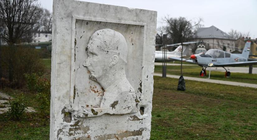 Horthy-domborművet avattak Szolnokon, sokan állnak meg előtte a RepTárnál