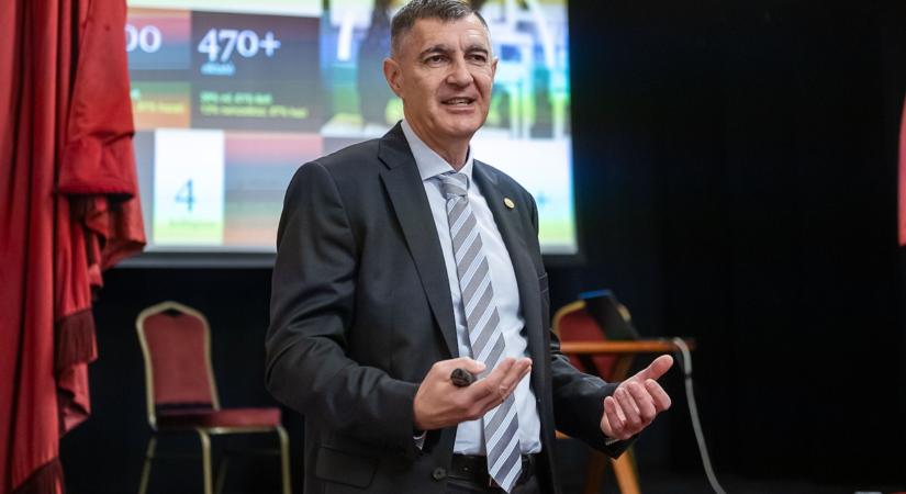 Fizetett kampányban tért vissza a Corvinus rektorhelyettese a Telexre vizsgabotrány lezárása után