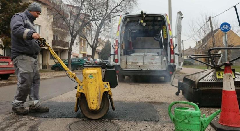 Nem pihen Szolnokon a kátyúzógép, folyamatosan zajlik a munka