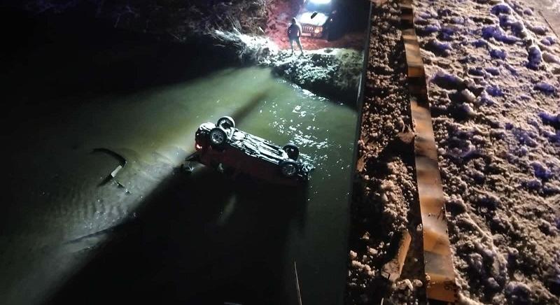 Veszélyes gyorshajtás: Folyóba zuhant az autó a hídról