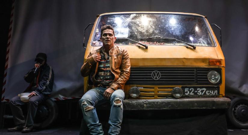 Orbán Viktor, a kőolajgengszterek kegyeltje – Schultz Nóra politológus csinál kedvet Kemény Lili új darabjához