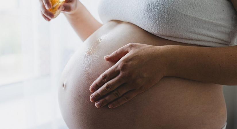 Csodával határos módon született meg egy kisfiú, aki az édesanyja méhén kívül fejlődött