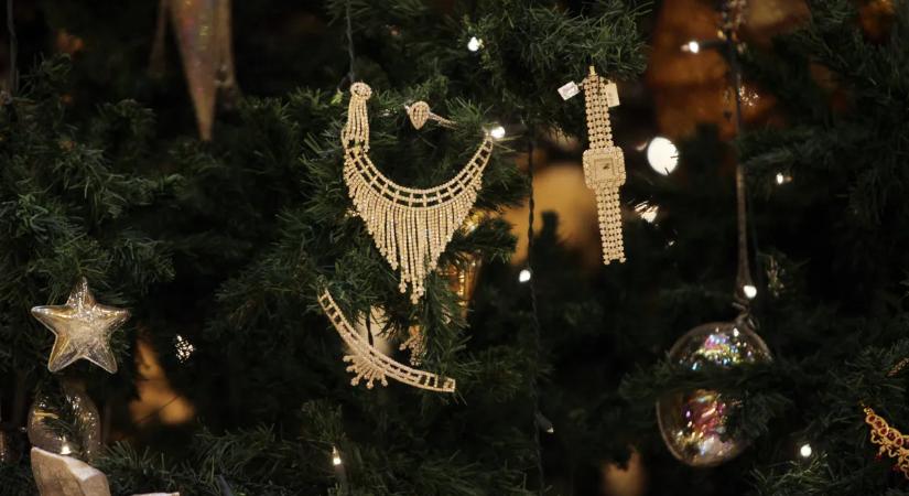 Ékszerek, gyémántok és luxusdíszek – ezek a világ legdrágább karácsonyfái