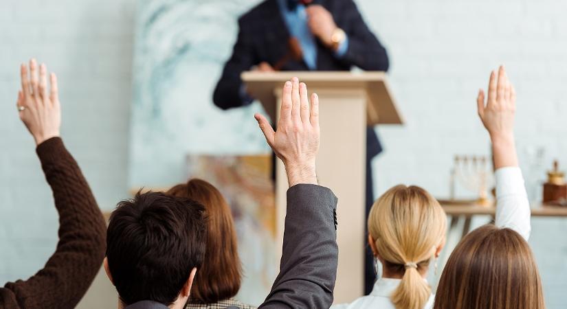 Milliárdokért licitált a világ elitje: a fiatalok luxust vettek, a tapasztaltak mesterművekre vadásztak