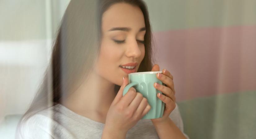 Te tudod, miért kapsz mindig egy pohár vizet a kávéd mellé? Nem innivaló