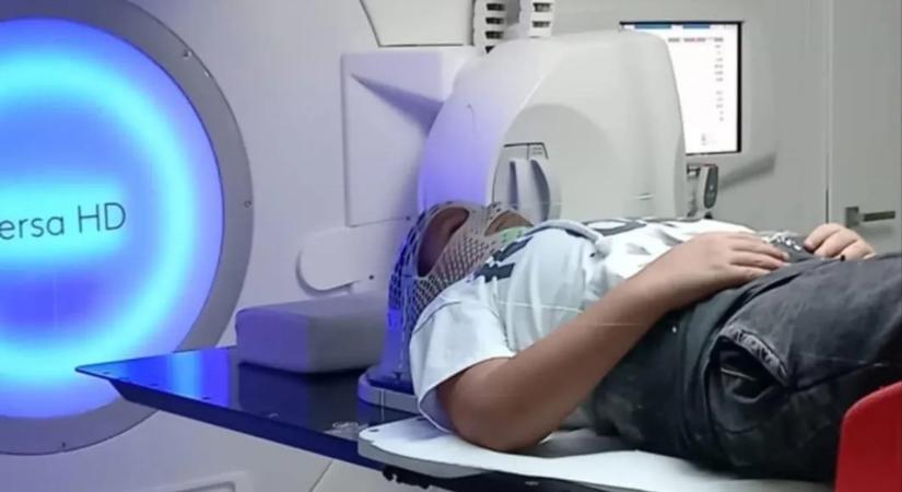 "Anya, nekünk miért nincs jó karácsonyunk?" – a leukémiás kisfiúnak idén nincs karácsonyfája