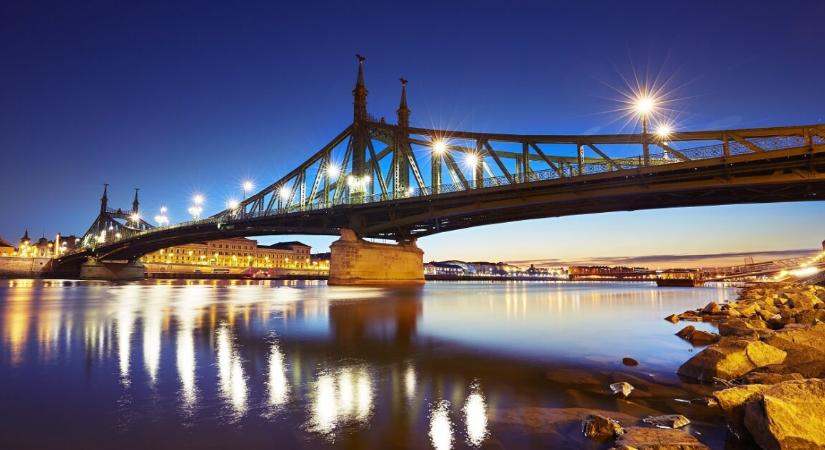 Élet-halál között lebeg a budai rakparton lezuhant fiatal nő