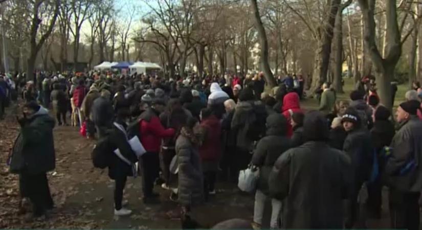 Háromezren álltak sorba ételért