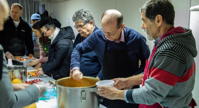 Egy tál étel és egy jó szó – karácsonyi segítség a rászorulóknak