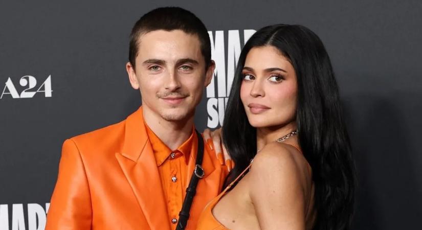 Új szintre lépett Kylie Jenner kapcsolata? Egy apró részlet a karácsonyi díszleten mindent elárult!