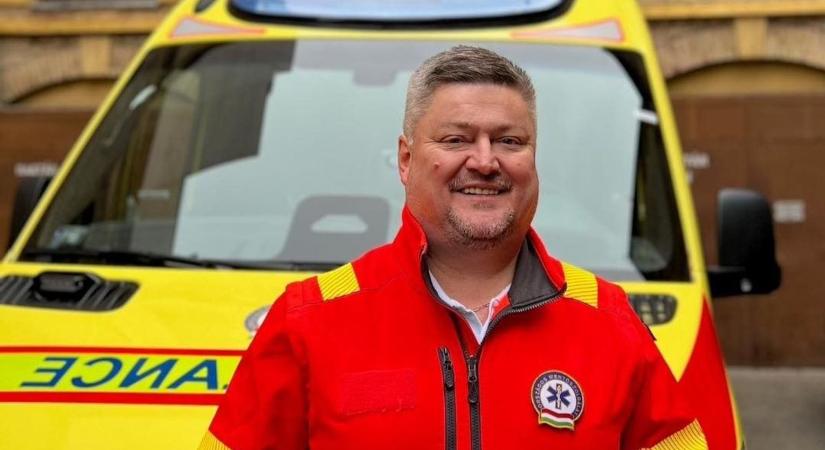 „Na, szia mentő!” – az Országos Mentőszolgálat bemutatta a mentésirányító bajtársat, akinek hangját az egész ország ismeri