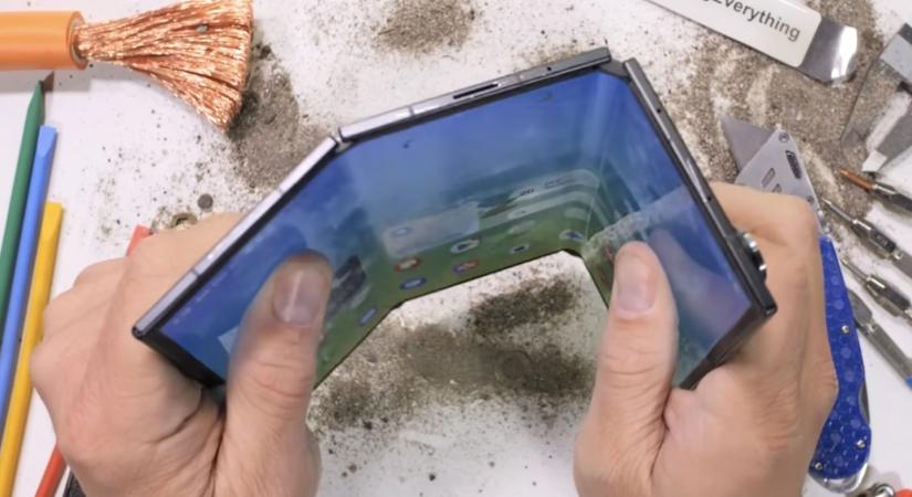Újabb strapateszten adta meg magát a Samsung háromfelé hajlítható mobilja