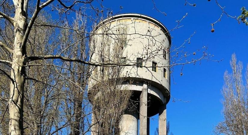 Eladták Magyarország egyik leghíresebb víztornyát: 70 éve magasodik a negyven ezres város fölé – egy családi ház árát kérték érte