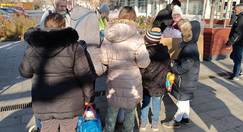 Többségében kisnyugdíjasok és nagycsaládosok álltak sorban a karácsonyi ételosztáson Debrecenben