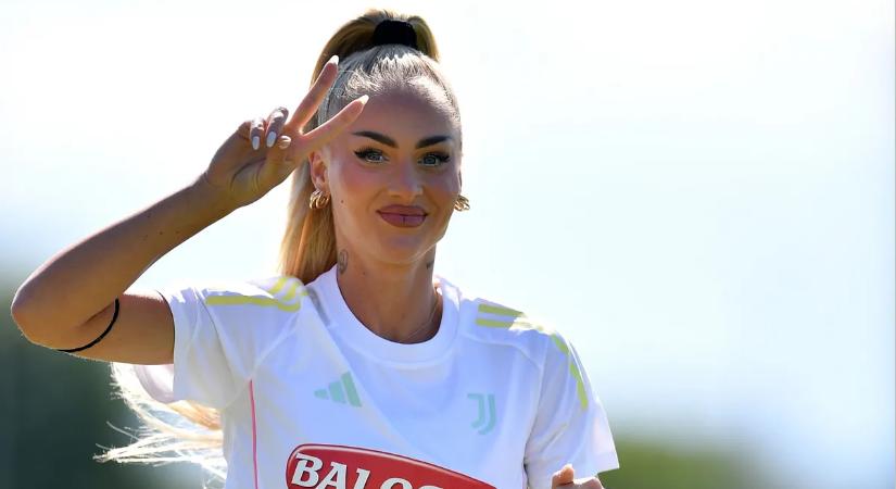 Karácsonykor is bikiniben szexizik a világ legvonzóbb focistanője