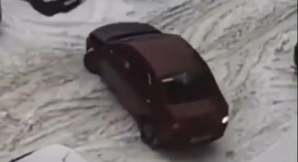 Ilyen párhuzamos parkolást is ritkán látni, tapasztalt autósok is ledöbbentek a sofőr módszerétől