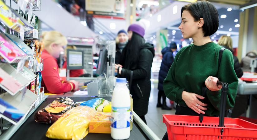 Készüljön: hétfőn visszatér a tömeg a boltokba, berúgta az ajtót az árréstop