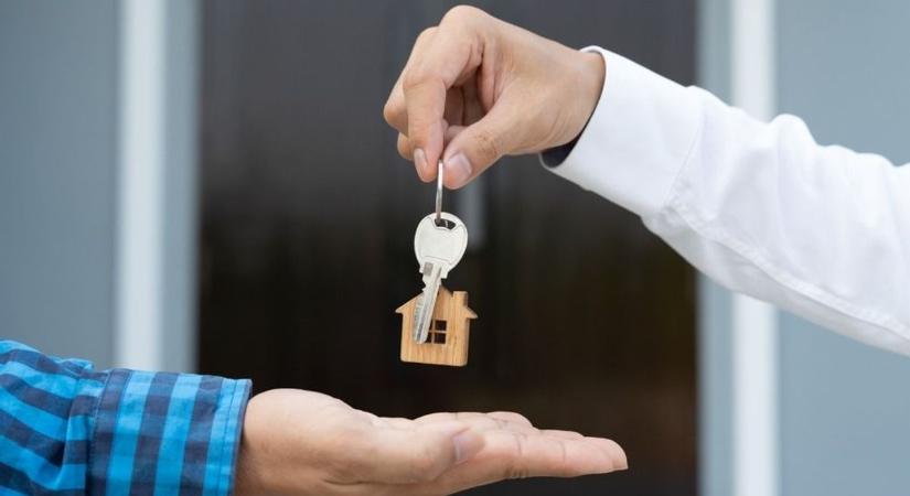 Újabb sarc a vásárhelyi rászorulóknak, ez lett az ára az önkormányzati lakásnak