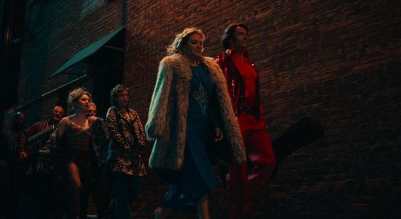 Song Sung Blue: Zenés dramedyt hozott idén a Jézuska (kritika)