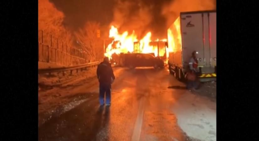 Tömegbaleset: hóvihar miatt több mint 50 autó ütközött össze Japánban