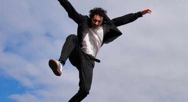 Zuhanórepülés: Hárs Barna első nagylemeze a felnövés összes sebével